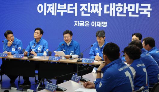 더불어민주당 윤호중 중앙선거대책위원회 총괄본부장(왼쪽 세번째)이 1일 서울 여의도 중앙당사에서 열린 긴급 총괄본부장단 회의에서 발언하고 있다.