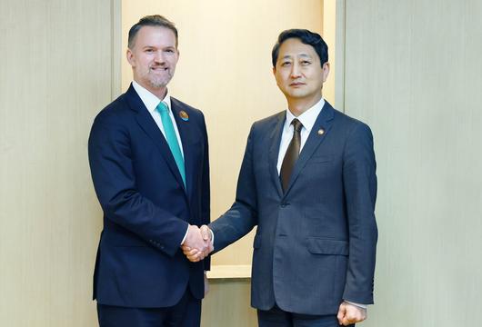 안덕근 산업통상자원부 장관이 5월 16일 제주 서귀포시 제주국제컨벤션센터(ICC)에서 제이미슨 그리어(Jamieson Greer) 미국 무역대표부(USTR) 대표와 면담에 앞서 기념 촬영을 하고 있다.