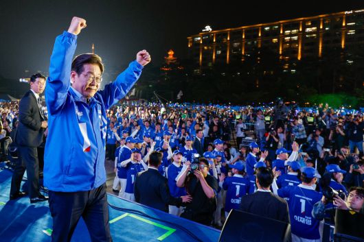 더불어민주당 이재명 대선 후보가 선거를 하루 앞둔 2일 서울 여의도공원에서 마지막 유세를 마친 뒤 두 팔을 번쩍 들어 인사하고 있다. 2025.6.2