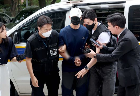 서울 지하철 5호선 전동차 안에서 방화로 화재를 일으킨 60대 남성 원 모 씨가 2일 서울 양천구 서울남부지법에서 열린 구속 전 피의자 심문(영장실질심사)에 출석하고 있다. 현존전차방화치상 혐의를 받는 원 씨는 경찰 조사에서 "이혼 소송 결과에 불만을 가져 불을 질렀다"란 취지로 진술한 것으로 알려졌다. 신태현 기자 holjjak@