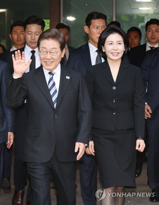 이재명 대통령과 김혜경 여사가 4일 인천 계양구 사저에서 나오며 주민, 지지자를 향해 인사하고 있다.