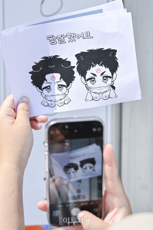 제21대 대통령선거 본투표일인 3일 서울 광진구 기아자동차 대공원대리점에 마련된 능동제3표소에서 한 시민이 투표를 마친 후 인증샷을 찍고 있다. 이날 대선 본투표는 오전 6시부터 오후 8시까지 전국 1만4295개 투표소에서 진행된다. 조현호 기자 hyunho@