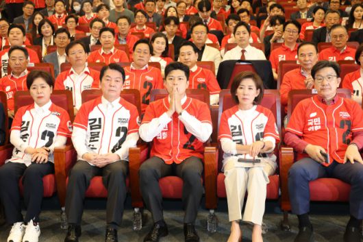 국민의힘 김용태 비상대책위원장, 안철수, 나경원 의원 등이 3일 서울 여의도 국회도서관에 마련된 국민의힘 제21대 대통령선거 개표상황실에서 방송사 출구조사 결과를 지켜보고 있다. 2025.6.3 [공동취재]