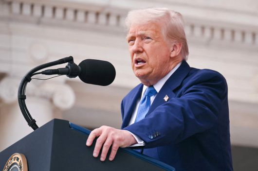 도널드 트럼프 미국 대통령이 지난달 26일(현지시간) 버지니아주 알링턴에서 연설을 하고 있다. 알링턴(미국)/AFP연합뉴스