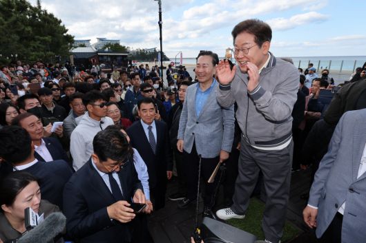 민심을 청취하는 '경청 투어'에 나선 이재명 더불어민주당 대선후보가 3일 강원도 삼척시 삼척해수욕장 인근에서 주민들과 관광객들에게 연설하고 있다.