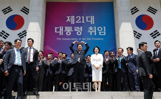 이재명 대통령이 김혜경 여사와 함께 4일 서울 여의도 국회 로텐더홀에서 취임 선서를 마치고 나와 잔디광장에 모인 시민들을 향해 인사하고 있다. 국회사진기자단