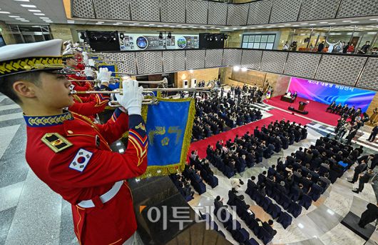 4일 국회에서 이재명 대통령의 제21대 대통령 취임선서에서 국군 교향악단이 팡파르를 울리고 있다. 국회사진기자단