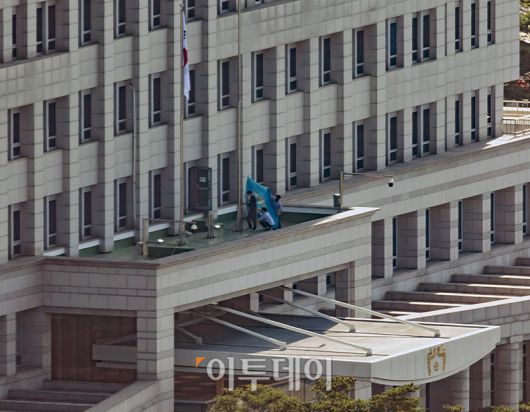 이재명 제21대 대통령의 임기가 시작된 4일 서울 용산구 대통령실 청사에서 관계자들이 봉황기를 게양하고 있다.