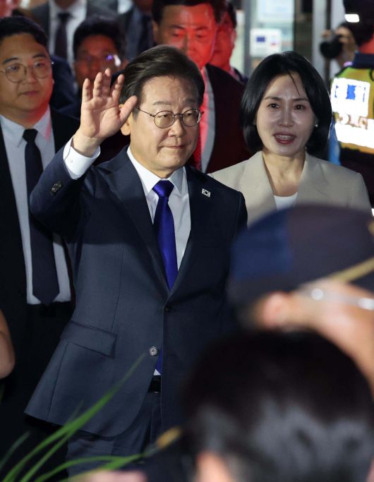 이재명 더불어민주당 대통령 후보가 당선이 확실시된 가운데 4일 서울 여의도 더불어민주당 당사에 들어서며 손을 흔들고 있다. 신태현 기자 holjjak@