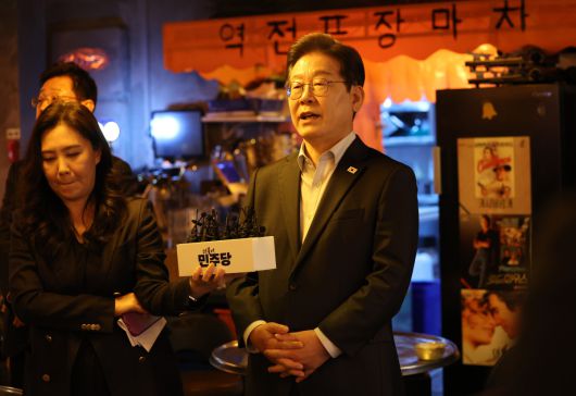 이재명 더불어민주당 대선후보가 지난달 1일 오후 서울 종로구의 한 포장마차에서 열린 비전형 노동자 간담회를 마친 뒤 대법원이 공직선거법 위반과 관련한 2심 판결을 파기 환송한데 대한 취재진 질문에 답하고 있다. (공동취재)