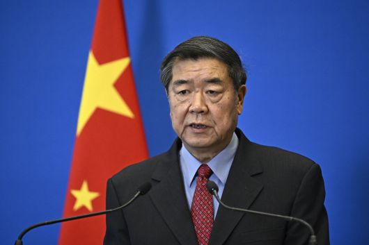 허리펑 중국 부총리가 5월 15일(현지시간) 프랑스 파리에서 열린 제10차 프랑스·중국 고위급 경제금융대화에서 기자회견을 하고 있다. 파리/AFP연합뉴스