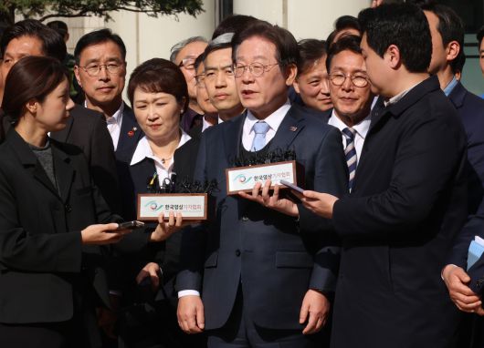 이재명 더불어민주당 대표가 3월 26일 오후 서울 서초구 서울고등법원에서 열린 공직선거법 위반 사건 항소심에서 무죄를 선고받은 뒤 입장을 밝히고 있다.