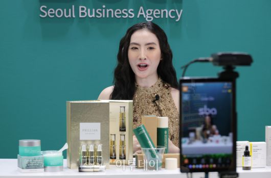 5일 베트남 호치민 SECC전시장에서 한국무역협회 주관 코엑스 주최로 열린 2025 베트남 국제 프리미엄 소비재전(VIPREMIUM) 서울경제진흥원 부스에서 현지 인플러언서가 상품을 소개하는 라이브 방송을 하고 있다. 올해 전시회는 8일 까지 뷰티, 패션, 리빙, 식품 등 다양한 소비재분야의 200여개 국내외 기업이 참가해 프리미엄 제품과 최신 라이프스타일을 선보인다. /2025.06.05./호치민=사진공동취재단