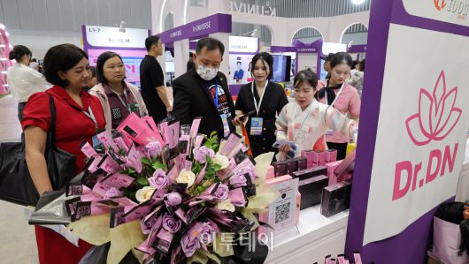 5일 베트남 호치민 SECC전시장에서 한국무역협회 주관 코엑스 주최로 열린 2025 베트남 국제 프리미엄 소비재전(VIPREMIUM)을 찾은 관람객들이 전시장을 둘러보고 있다. 올해 전시회는 8일 까지 뷰티, 패션, 리빙, 식품 등 다양한 소비재분야의 200여개 국내외 기업이 참가해 프리미엄 제품과 최신 라이프스타일을 선보인다. /2025.06.05./호치민=사진공동취재단