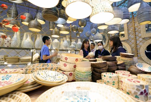 5일 베트남 호치민 SECC전시장에서 한국무역협회 주관 코엑스 주최로 열린 2025 베트남 국제 프리미엄 소비재전(VIPREMIUM)을 찾은 관람객들이 전시장을 둘러보고 있다. 올해 전시회는 8일 까지 뷰티, 패션, 리빙, 식품 등 다양한 소비재분야의 200여개 국내외 기업이 참가해 프리미엄 제품과 최신 라이프스타일을 선보인다. /2025.06.05./호치민=사진공동취재단