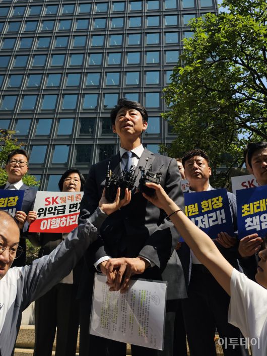 5일 이훈기 민주당 의원은 서울시 중구 SK 서린빌딩 본사에 방문해 SKT 측에 위약금 면제를 요구했다. 사진은 이훈기 더불어민주당 의원이 기자들과 브리핑하는 모습.