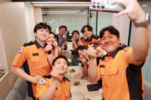 이상일 용인특례시장이 4일 용인소방서 대회의실에서 소방공무원 50여 명과 함께 ‘이음 프로젝트’ 특강 행사 중 기념사진을 촬영하고 있다.