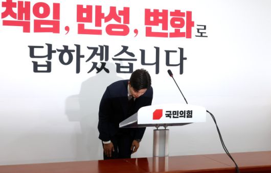 국민의힘 김용태 비상대책위원장이 8일 국회에서 열린 현안관련 기자회견에 앞서 인사하고 있다.