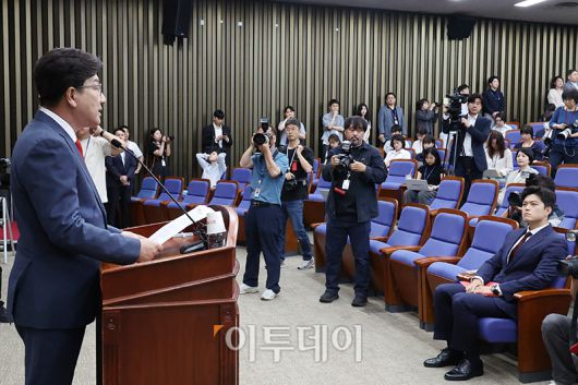 원내대표직 사퇴 의사를 표명한 권성동 국민의힘 원내대표가 9일 서울 여의도 국회에서 열린 의원총회에서 모두발언을 하고 있다. 오른쪽은 김용태 비상대책위원장. 고이란 기자 photoeran@