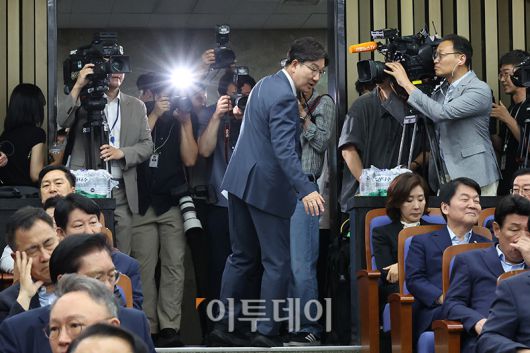 원내대표직 사퇴 의사를 표명한 권성동 국민의힘 원내대표가 9일 서울 여의도 국회에서 의원총회 회의 시작 전 퇴장하고 있다. 고이란 기자 photoeran@