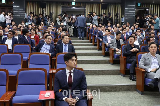 원내대표직 사퇴 의사를 표명한 권성동 국민의힘 원내대표가 9일 서울 여의도 국회에서 의원총회 회의 시작 전 퇴장하고 있다. 앞줄 왼쪽 김용태 비상대책위원장. 고이란 기자 photoeran@