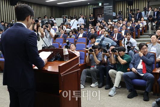 김용태 국민의힘 비상대책위원장이 9일 서울 여의도 국회에서 열린 의원총회에서 발언을 하고 있다. 앞줄 오른쪽은 권성동 원내대표. 고이란 기자 photoeran@