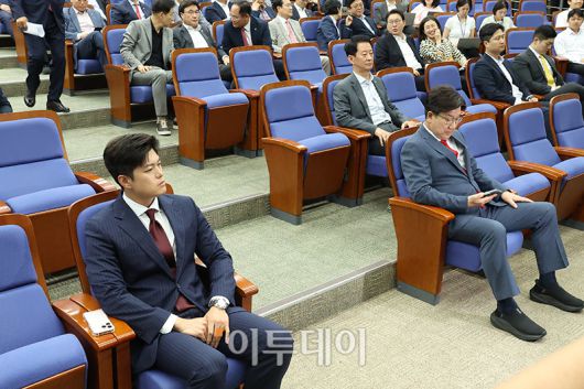 김용태(앞줄 왼쪽) 국민의힘 비상대책위원장과 권성동(앞줄 오른쪽) 원내대표가 9일 서울 여의도 국회에서 열린 의원총회에 참석하고 있다. 고이란 기자 photoeran@