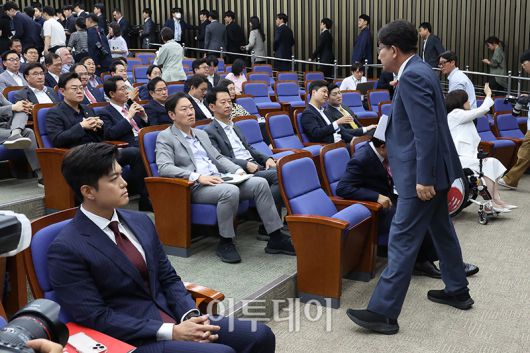 원내대표직 사퇴 의사를 표명한 권성동 국민의힘 원내대표가 9일 서울 여의도 국회에서 의원총회 회의 시작 전 퇴장하고 있다. 왼쪽은 김용태 비상대책위원장. 고이란 기자 photoeran@