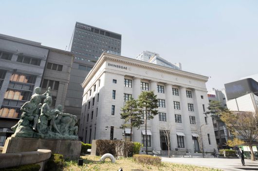 신세계백화점 본점 옆 옛 SC제일은행 건물을 재단장한 더 헤리티지 외관