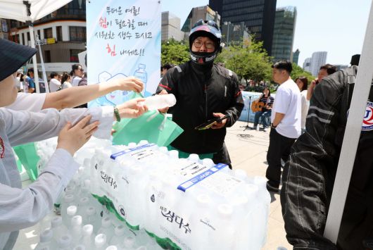 11일 서울 종로구 청계천 장통교에서 열린 ‘2025 이동노동자 생수나눔 공동 캠페인’에서 관계자들이 이동노동자에게 시원한 생수를 제공하고 있다. 이번 캠페인은 본격적인 혹서기를 앞두고 야외에서 일하는 이동노동자의 온열질환 예방을 위해 마련됐으며, 이날부터 서울 시내 31개 노동센터, 쉼터에서 제주삼다수 10만병을 수령할 수 있다. 신태현 기자 holjjak@