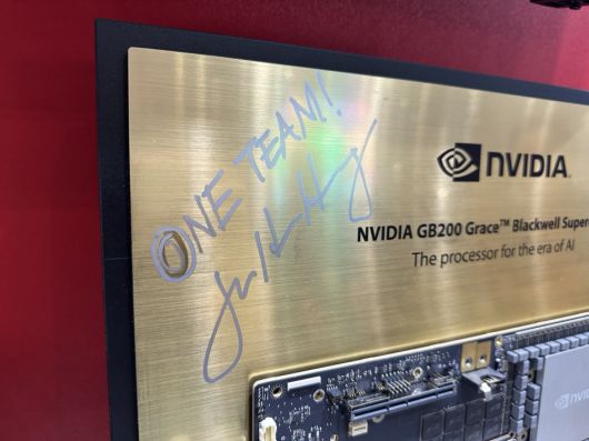 젠슨 황 엔비디아 최고경영자(CEO)가 지난달 20일(현지시간) 대만 타이베이에서 개막한 아시아 최대 정보기술(IT) 박람회 ‘컴퓨텍스 2025’에서 SK하이닉스 전시관을 방문했다. 사진은 그가 남긴 친필 서명.