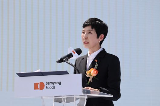 김정수 삼양식품 부회장이 11일 밀양 제2공장 준공식에서 인사말을 하고 있다.