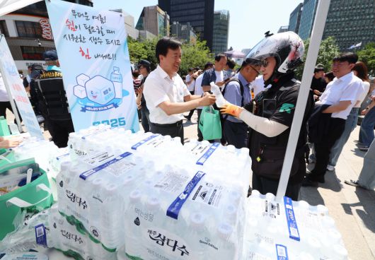 11일 서울 종로구 청계천 장통교에서 열린 ‘2025 이동노동자 생수나눔 공동 캠페인’에서 권태성 서울지방고용노동청장이 이동노동자에게 시원한 생수를 제공하고 있다. 이번 캠페인은 본격적인 혹서기를 앞두고 야외에서 일하는 이동노동자의 온열질환 예방을 위해 마련됐으며, 이날부터 서울 시내 31개 노동센터, 쉼터에서 제주삼다수 10만병을 수령할 수 있다. 신태현 기자 holjjak@
