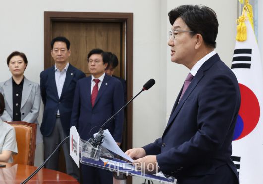 권성동 국민의힘 원내대표가 12일 서울 여의도 국회에서 퇴임 기자회견을 하고 있다. 이날 권 원내대표는 "우리는 윤석열 정부의 실패와 탄핵, 그리고 지난 대선에서 패배를 반면교사로 삼아 성찰과 혁신을 시작해야 한다"며 "무엇보다 성찰과 혁신이라는 가치가 당권투쟁으로 오염되지 않기를 바란다"고 당부했다. 고이란 기자 photoeran@