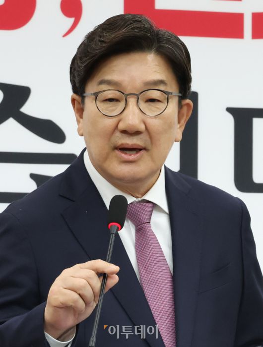 권성동 국민의힘 원내대표가 12일 서울 여의도 국회에서 퇴임 기자회견을 하고 있다. 이날 권 원내대표는 "우리는 윤석열 정부의 실패와 탄핵, 그리고 지난 대선에서 패배를 반면교사로 삼아 성찰과 혁신을 시작해야 한다"며 "무엇보다 성찰과 혁신이라는 가치가 당권투쟁으로 오염되지 않기를 바란다"고 당부했다. 고이란 기자 photoeran@