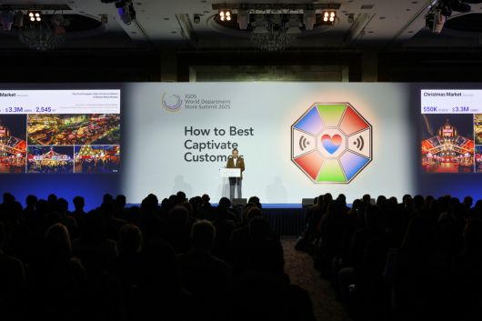 정준호 롯데백화점 대표가 12일 서울 중구 소공동 롯데호텔 서울에서 열린 제16 회 IGDS 월드 백화점 서밋(WDSS 2025)에서 ‘K웨이브의 새로운 진화’ 세션의 첫 연사자 롯데백화점 전략에 대해 발표하고 있다.