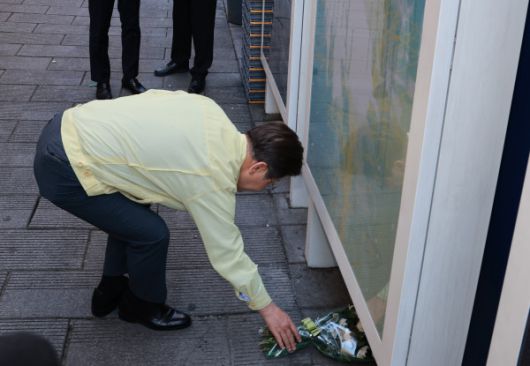 이재명 대통령이 12일 서울 용산구 이태원 참사 현장 '10·29 기억과 안전의 길'에서 헌화하고 있다. 2025.6.12