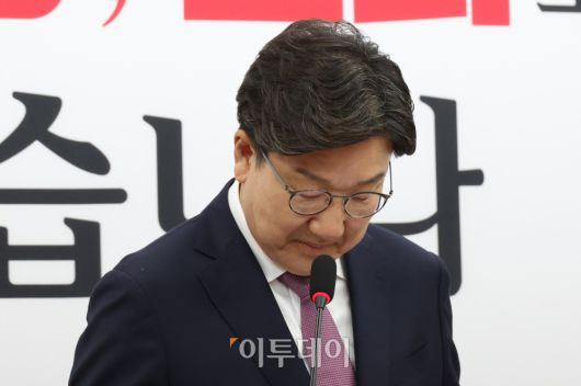 권성동 국민의힘 원내대표가 12일 서울 여의도 국회에서 퇴임 기자회견을 하고 있다. 이날 권 원내대표는 "우리는 윤석열 정부의 실패와 탄핵, 그리고 지난 대선에서 패배를 반면교사로 삼아 성찰과 혁신을 시작해야 한다"며 "무엇보다 성찰과 혁신이라는 가치가 당권투쟁으로 오염되지 않기를 바란다"고 당부했다. 고이란 기자 photoeran@