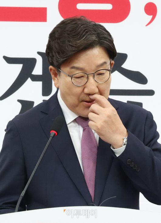 권성동 국민의힘 원내대표가 12일 서울 여의도 국회에서 퇴임 기자회견을 하고 있다. 이날 권 원내대표는 "우리는 윤석열 정부의 실패와 탄핵, 그리고 지난 대선에서 패배를 반면교사로 삼아 성찰과 혁신을 시작해야 한다"며 "무엇보다 성찰과 혁신이라는 가치가 당권투쟁으로 오염되지 않기를 바란다"고 당부했다. 고이란 기자 photoeran@