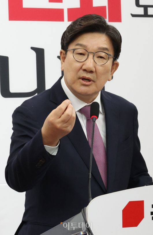 권성동 국민의힘 원내대표가 12일 서울 여의도 국회에서 퇴임 기자회견을 하고 있다. 이날 권 원내대표는 "우리는 윤석열 정부의 실패와 탄핵, 그리고 지난 대선에서 패배를 반면교사로 삼아 성찰과 혁신을 시작해야 한다"며 "무엇보다 성찰과 혁신이라는 가치가 당권투쟁으로 오염되지 않기를 바란다"고 당부했다. 고이란 기자 photoeran@