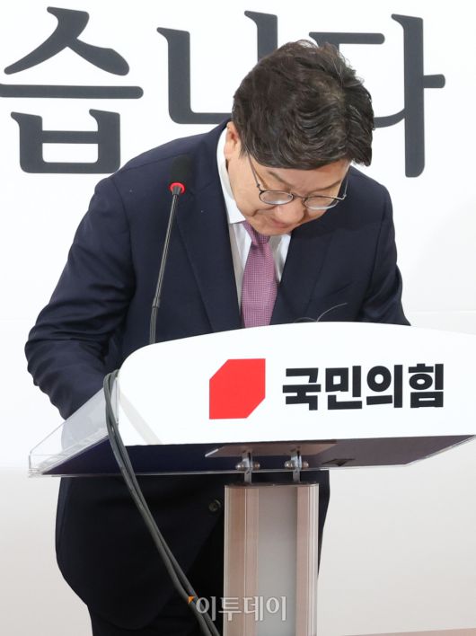 권성동 국민의힘 원내대표가 12일 서울 여의도 국회에서 퇴임 기자회견에 앞서 인사를 하고 있다. 이날 권 원내대표는 "우리는 윤석열 정부의 실패와 탄핵, 그리고 지난 대선에서 패배를 반면교사로 삼아 성찰과 혁신을 시작해야 한다"며 "무엇보다 성찰과 혁신이라는 가치가 당권투쟁으로 오염되지 않기를 바란다"고 당부했다. 고이란 기자 photoeran@