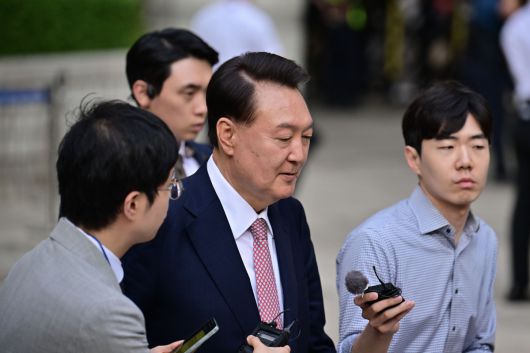 윤석열 전 대통령이 9일 오후 서울 서초구 중앙지방법원에서 열린 내란 우두머리 혐의, 직권남용 권리행사방해 혐의 사건 6차 공판을 마친 후 취재진의 질문을 받으며 법원을 나서고 있다. 2025.06.09.