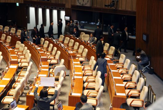 국민의힘 의원들이 지난해 12월 7일 서울 여의도 국회에서 김건희 여사 특검 및 윤석열 대통령 탄핵소추안을 안건으로 열린 제418회 국회(정기회) 제17차 본회의에서 탄핵소추안이 상정되자 회의장을 나가고 있다. 2024.12.07.