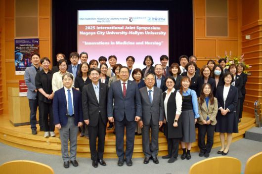 지난달 29일 일본 나고야시립대학교에서 열린 2025 한림대-나고야시립대 국제학술 심포지엄에서 참석자들이 강연장 앞에 모여 단체 기념 촬영을 하고 있다.