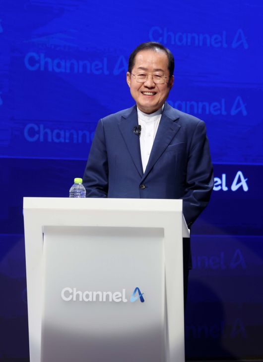 25일 오후 종로 동아미디어센터 채널A 오픈스튜디오에서 국민의힘 대선 2차 경선 진출자인 홍준표 후보가 토론장에서 방송 시작을 기다리고 있다. 국회사진취재단