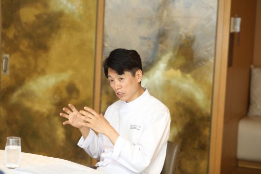 최병석 롯데호텔 서울 한식당 '무궁화' 총괄셰프가 13일 이투데이와 인터뷰를 하고 있다.