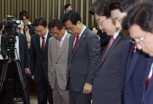 16일 서울 여의도 국회에서 열린 ‘2025 국민의힘 원내대표 선출 선거 의원총회’에서 송언석(오른쪽 네번째부터), 이헌승, 김성원 원내대표 후보가 회의장으로 들어서고 있다. 신태현 기자 holjjak@