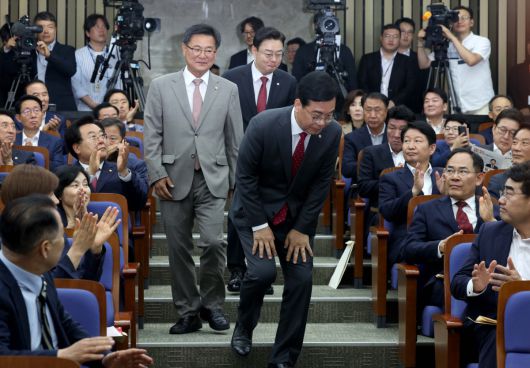 16일 서울 여의도 국회에서 열린 ‘2025 국민의힘 원내대표 선출 선거 의원총회’에서 송언석, 이헌승, 김성원 원내대표 후보가 회의장으로 들어서고 있다. 신태현 기자 holjjak@