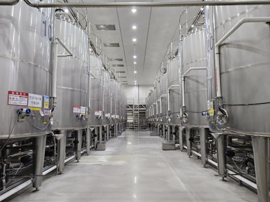 hy 평택공장 내 36대의 거대한 유산균 배양 탱크가 늘어서 있다.