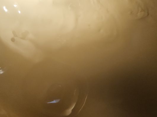 혼합 탱크 내에 시럽이 첨가된 발효액 모습.